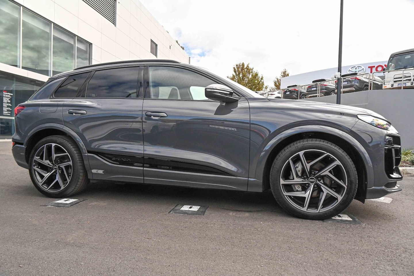 Image about Audi Q6 SUV e-tron e-tron quattro