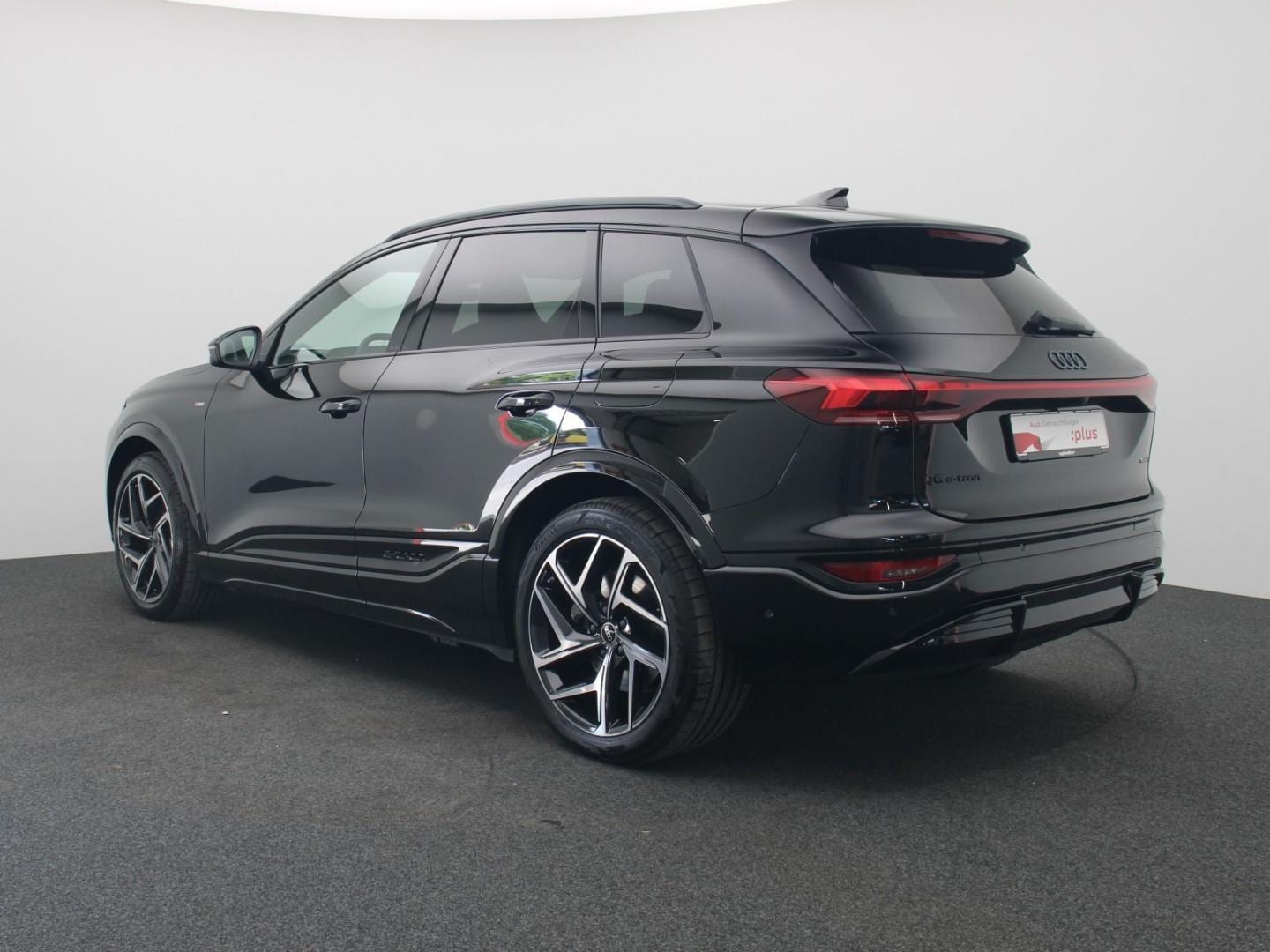 Bild über Audi Q6 SUV e-tron S line business e-tron quattro 315 kW - für weitere Informationen kontaktieren Sie den Audi Partner