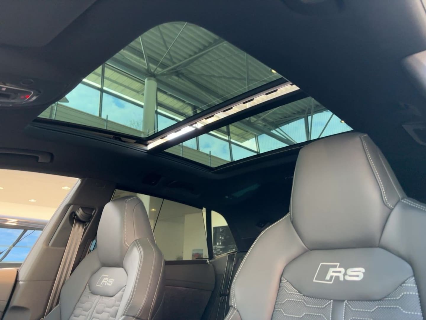 Bild über Audi RS Q8 SUV TFSI quattro 471 kW tiptronic - für weitere Informationen kontaktieren Sie den Audi Partner