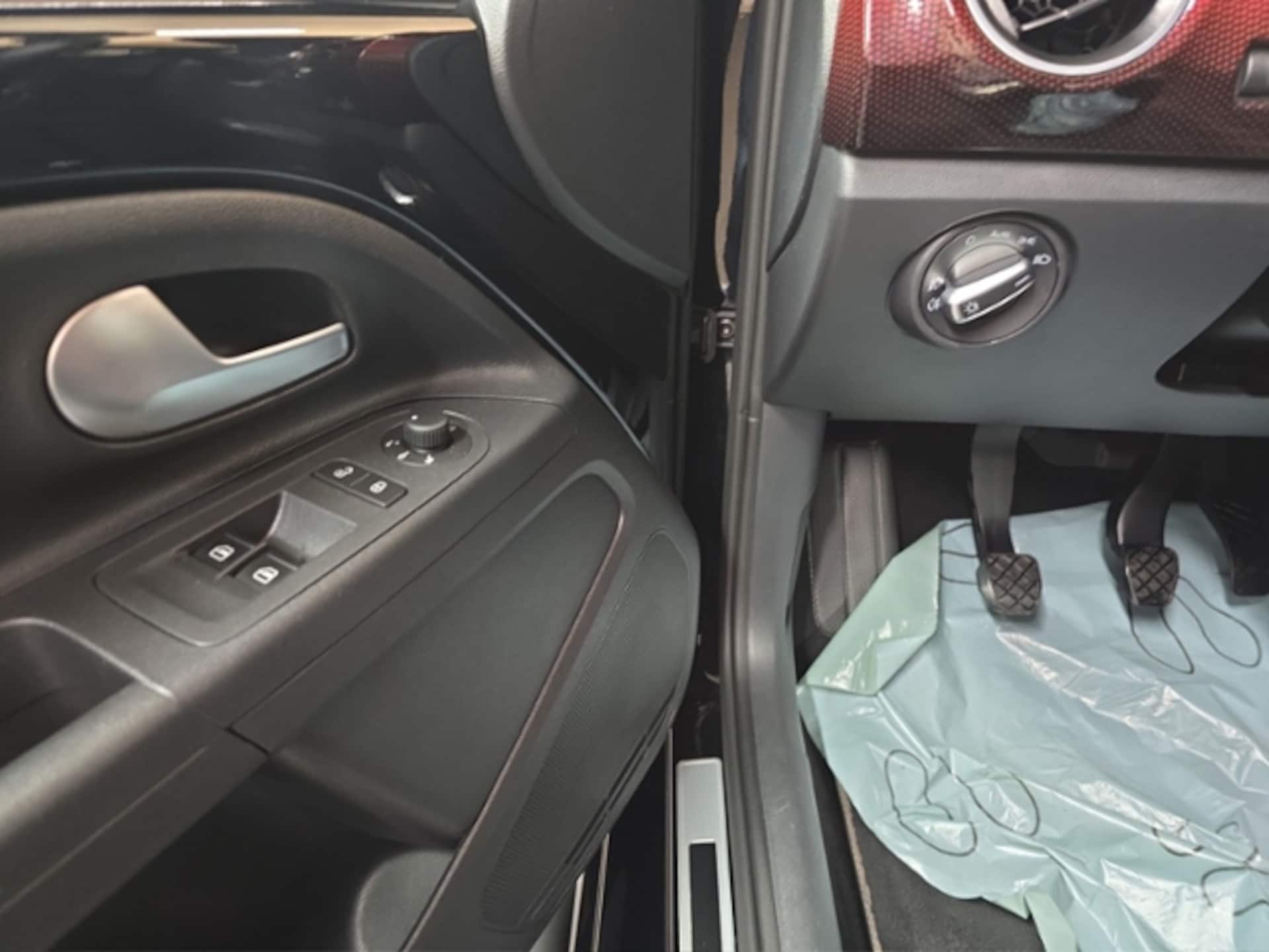 Volkswagen up! GTI