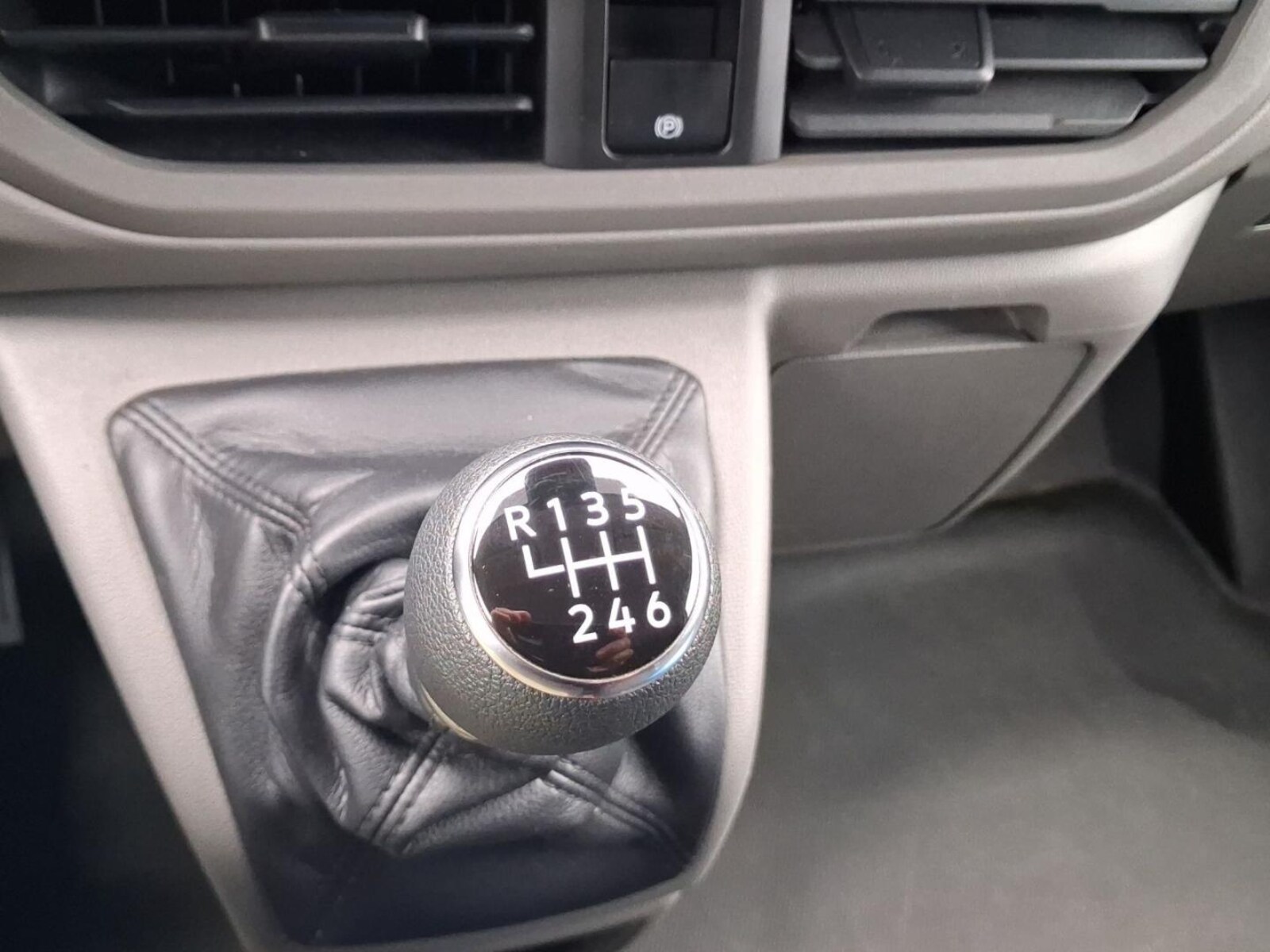 Volkswagen Transporter Kasten kurzer Radstand – Bild 9