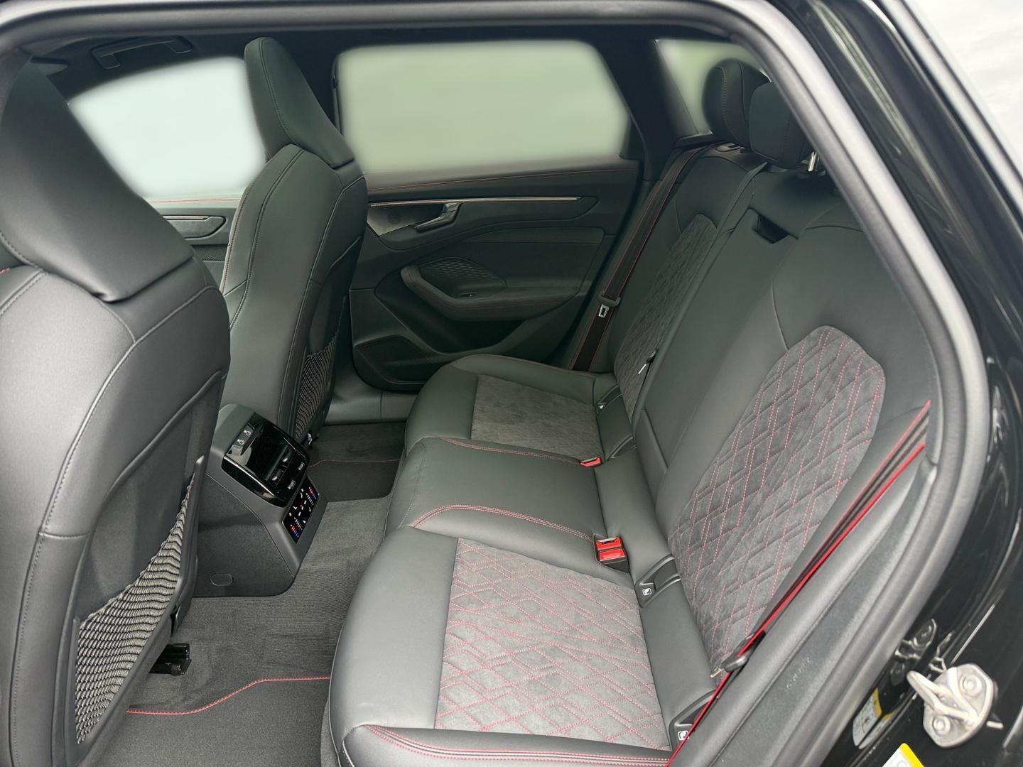 Bild über Audi A6 Avant TFSI quattro 270 kW S tronic - für weitere Informationen kontaktieren Sie den Audi Partner