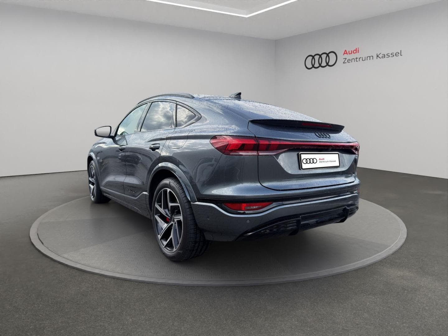 Bild über Audi SQ6 Sportback e-tron e-tron quattro 360 kW - für weitere Informationen kontaktieren Sie den Audi Partner