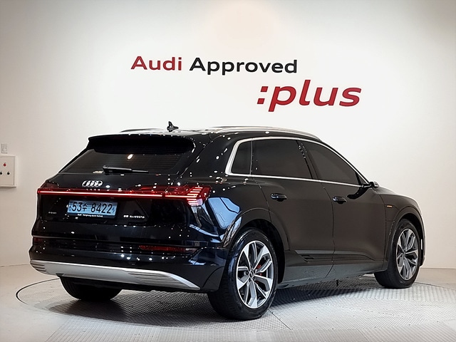 Audi Q8 e-tron 55 quattro 300, 00 kW 3