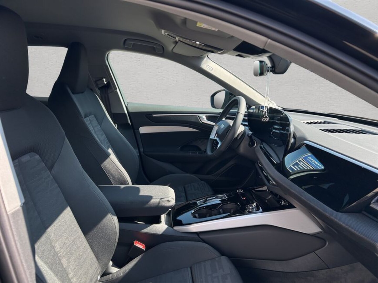 Bild über Audi A6 Avant TDI 150 kW S tronic - für weitere Informationen kontaktieren Sie den Audi Partner