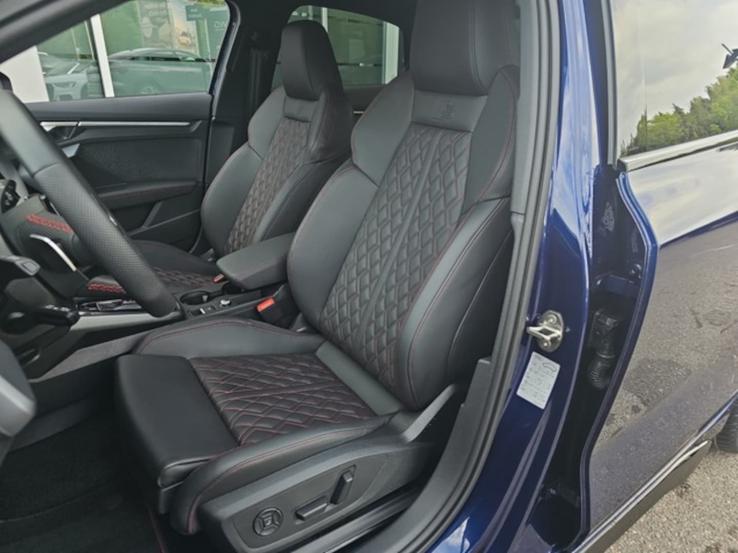Bild über Audi S3 Limousine TFSI quattro S tronic - für weitere Informationen kontaktieren Sie den Audi Partner