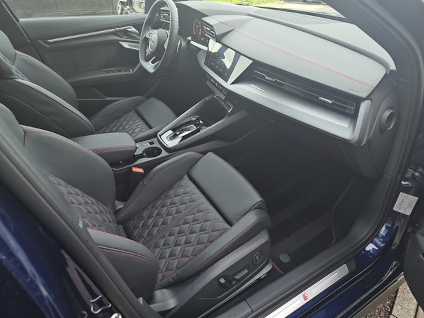 Bild über Audi S3 Limousine TFSI quattro S tronic - für weitere Informationen kontaktieren Sie den Audi Partner