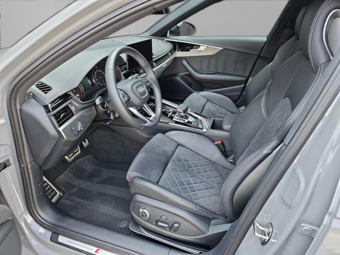 Bild über Audi RS 4 Avant TFSI quattro tiptronic - für weitere Informationen kontaktieren Sie den Audi Partner
