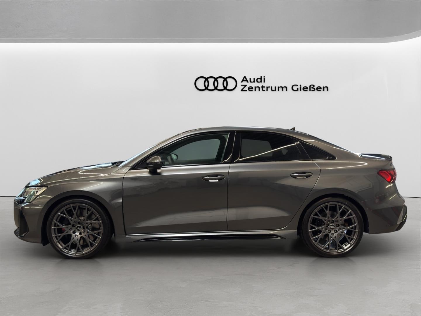 Bild über Audi RS 3 Limousine TFSI quattro S tronic - für weitere Informationen kontaktieren Sie den Audi Partner