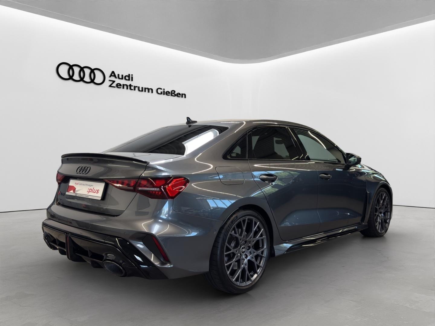 Bild über Audi RS 3 Limousine TFSI quattro S tronic - für weitere Informationen kontaktieren Sie den Audi Partner