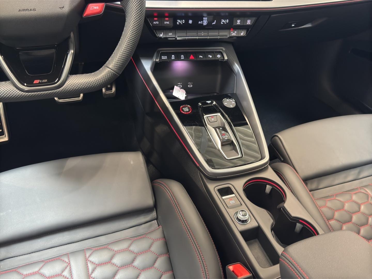 Bild über Audi RS 3 Limousine TFSI quattro S tronic - für weitere Informationen kontaktieren Sie den Audi Partner