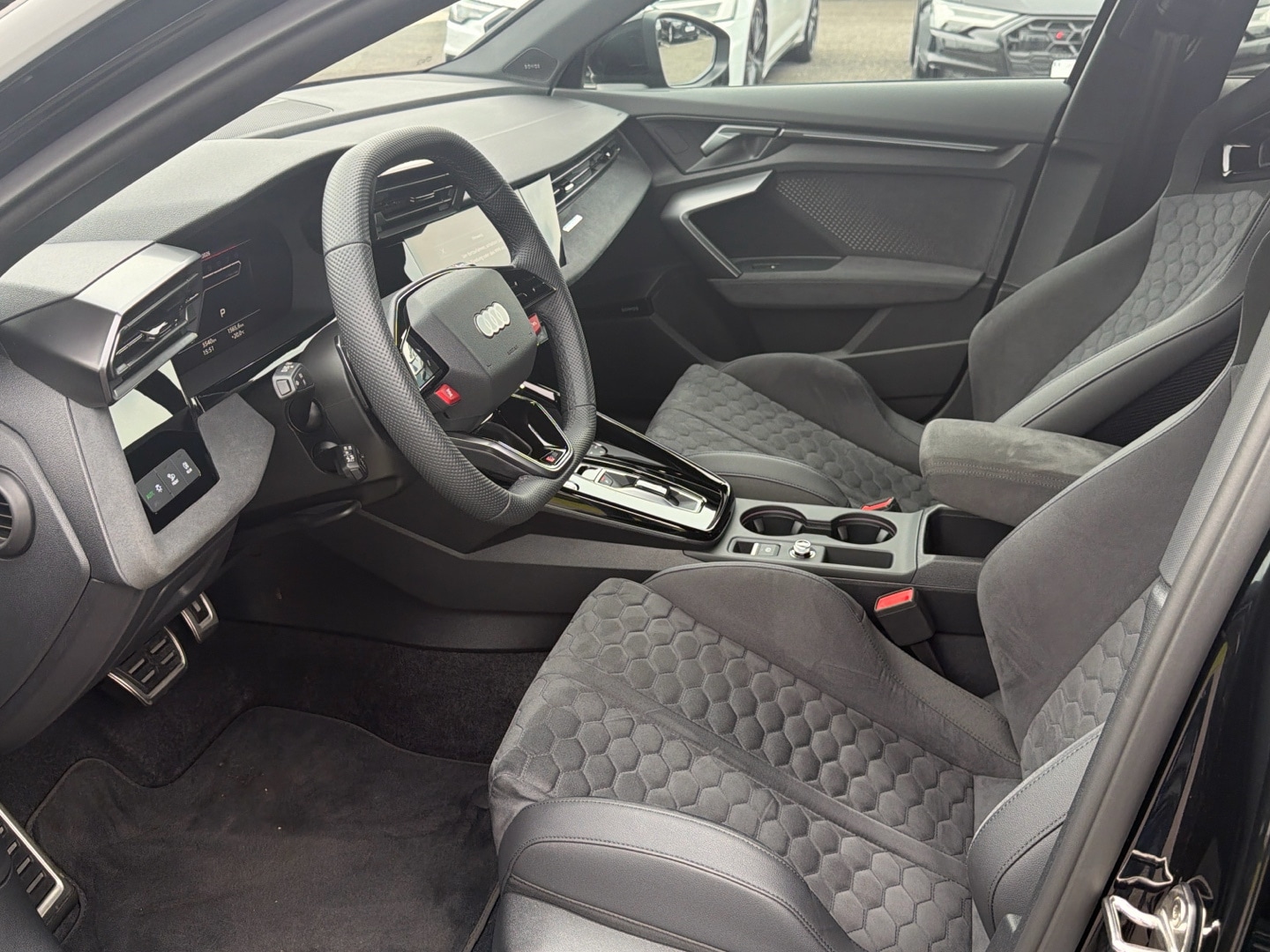 Bild über Audi RS 3 Sportback TFSI quattro S tronic - für weitere Informationen kontaktieren Sie den Audi Partner