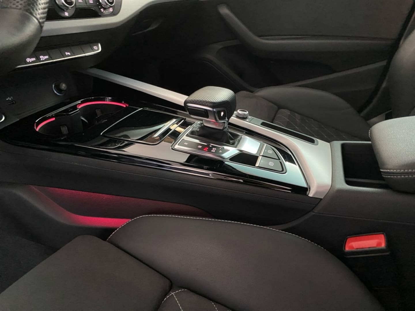Bild über Audi A4 Avant S line 40 TFSI S tronic - für weitere Informationen kontaktieren Sie den Audi Partner