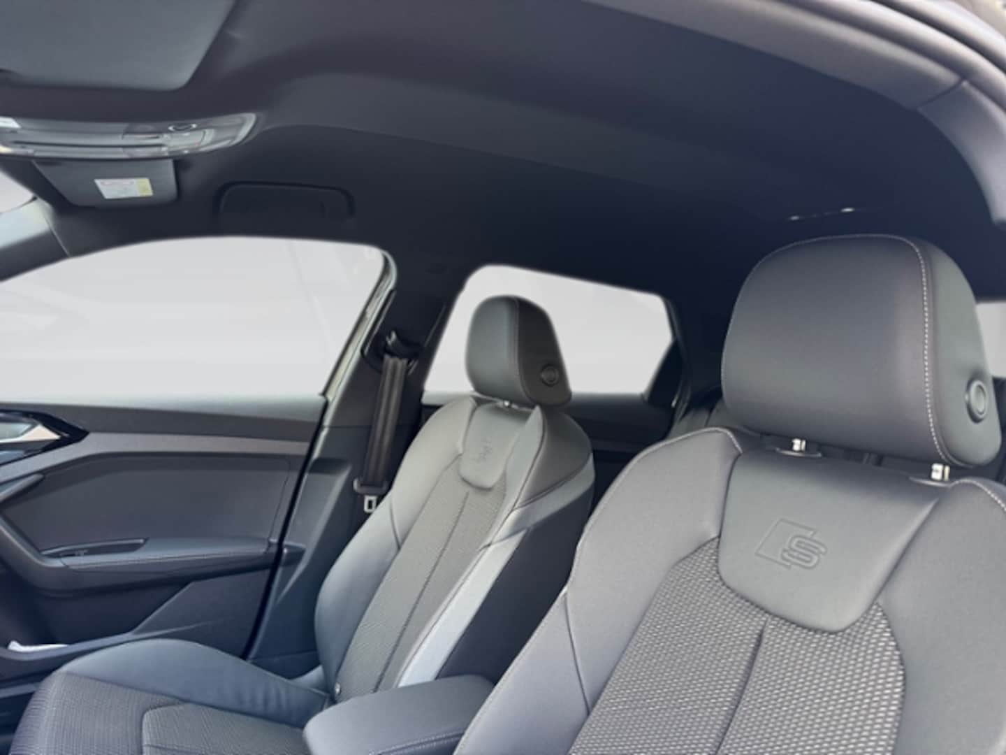 Bild über Audi A1 Sportback S line 30 TFSI S tronic - für weitere Informationen kontaktieren Sie den Audi Partner