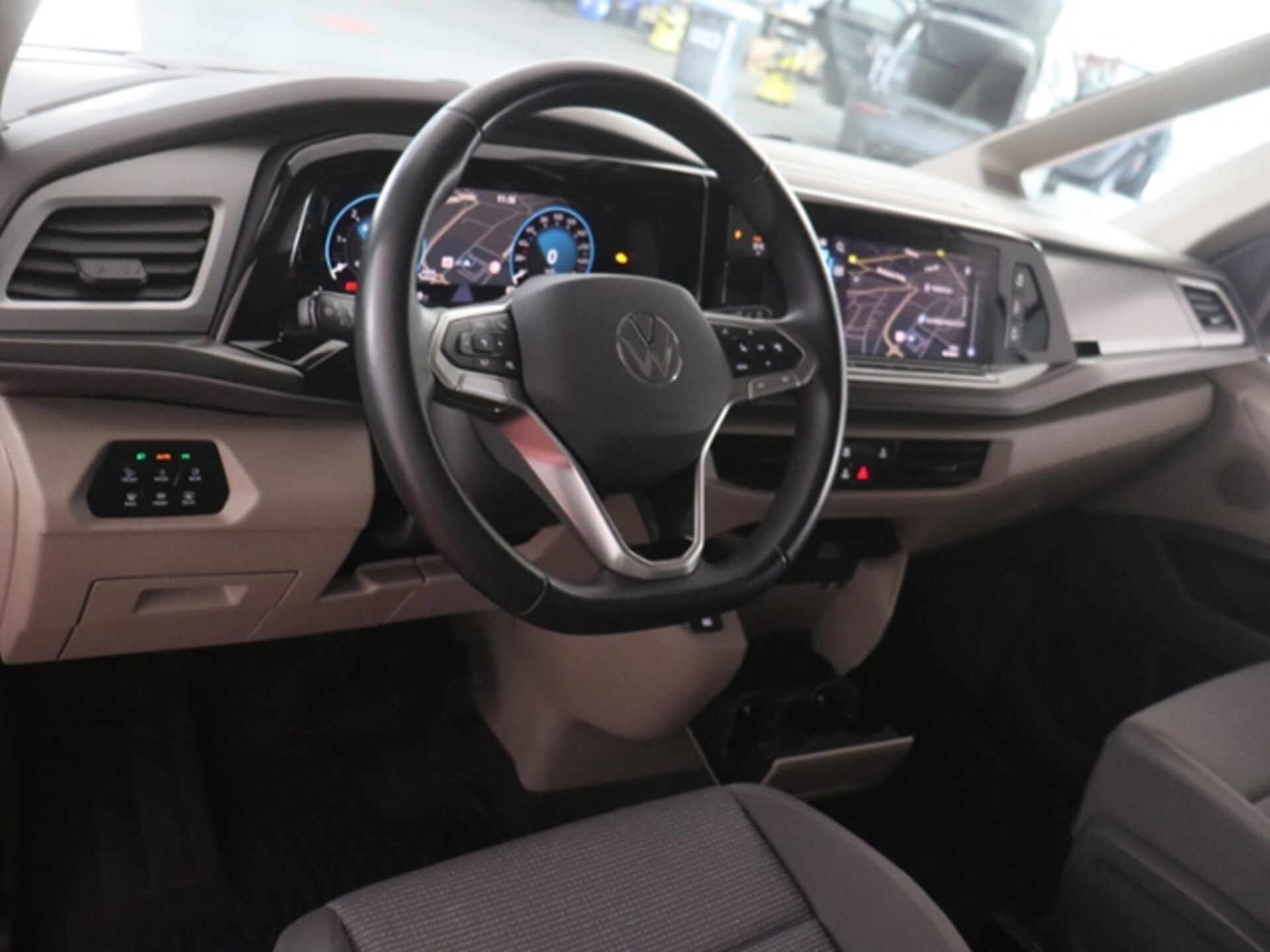 Volkswagen Multivan Langversion Basis-Modell