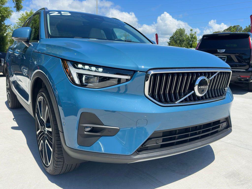 2025 Volvo XC40 B5 Ultra Bright AWD's photo