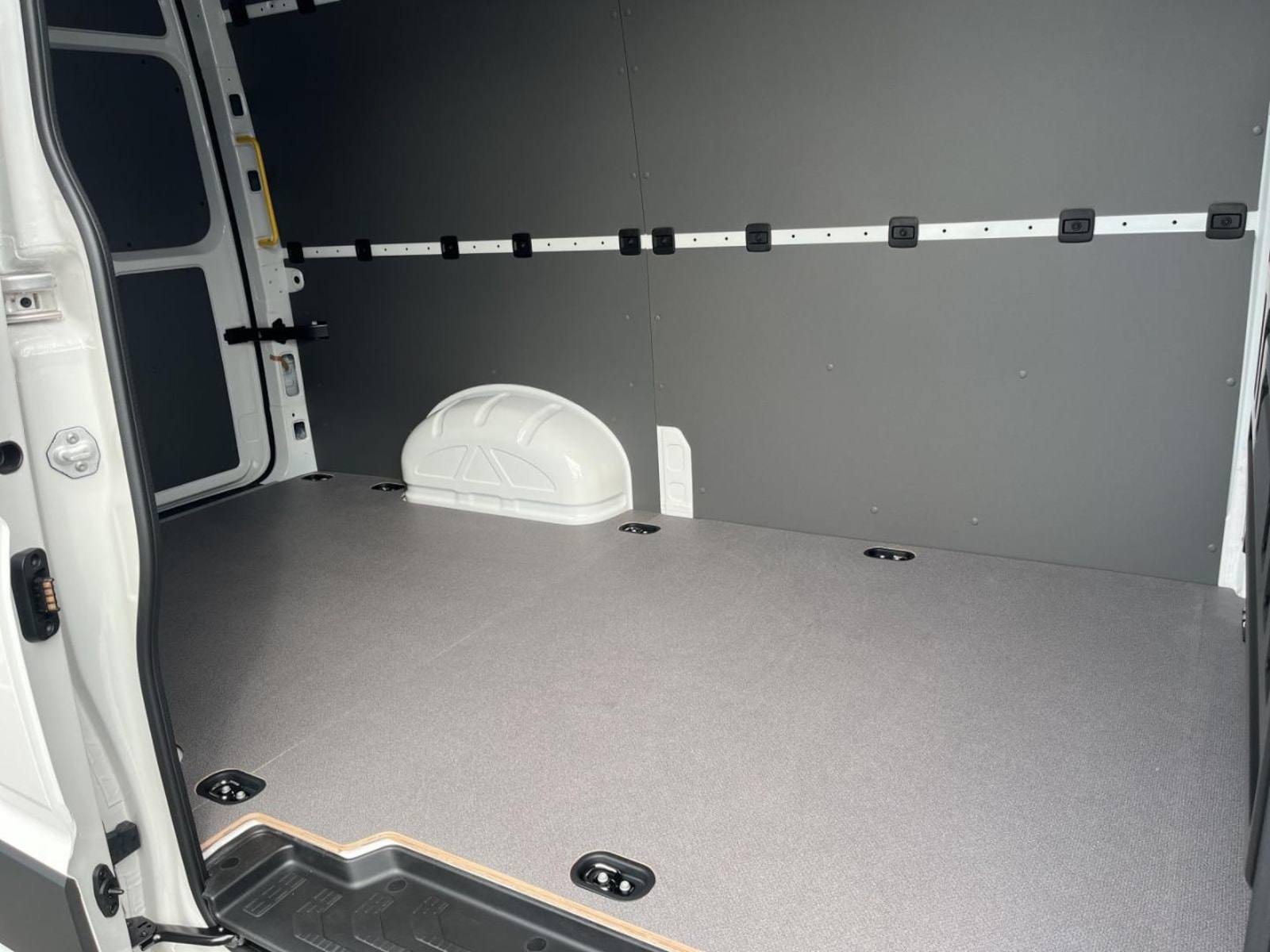 Volkswagen Crafter Kasten mittlerer Radstand – Bild 14