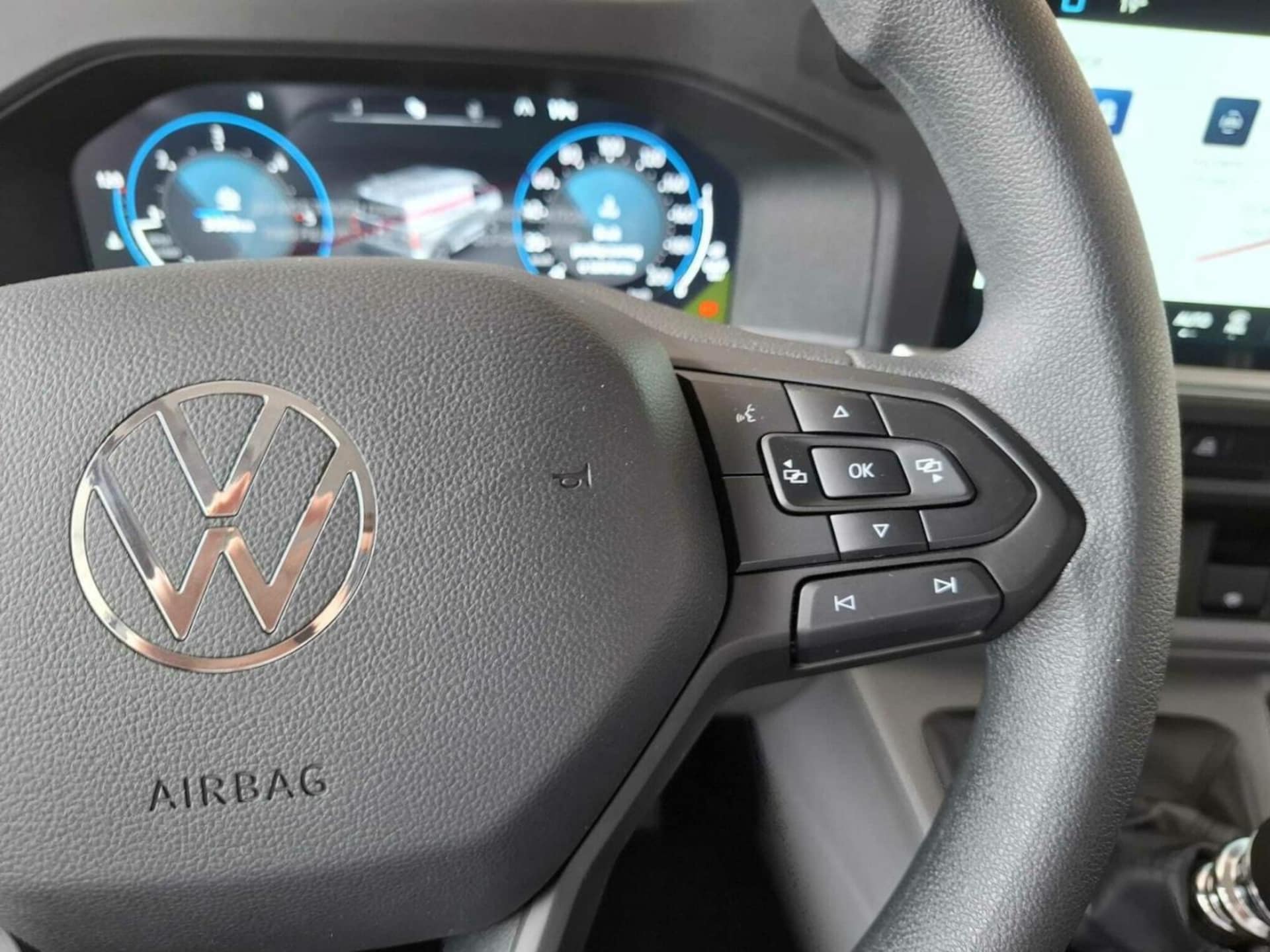 Volkswagen Transporter Furgon długi rozstaw osi