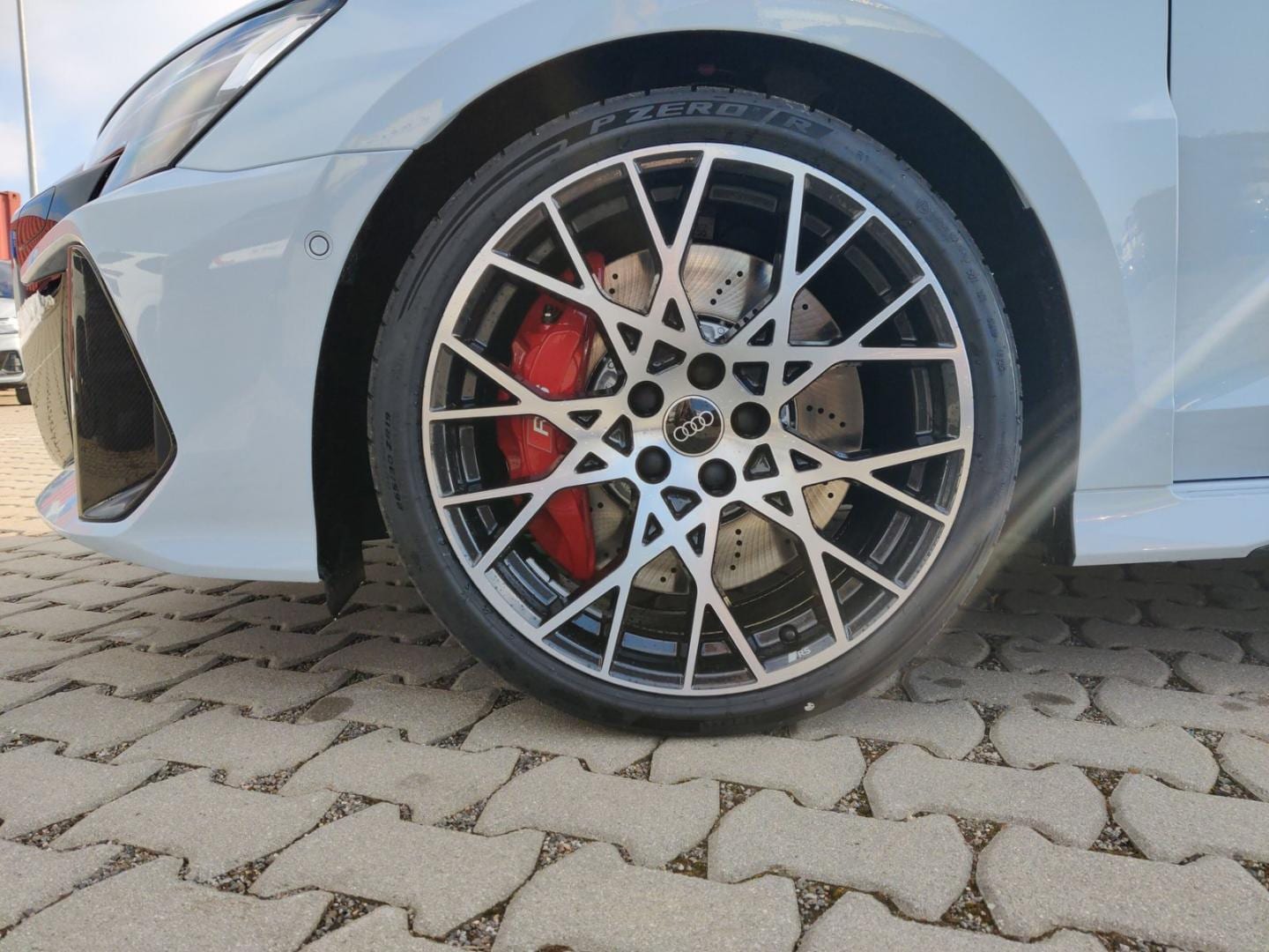 Bild über Audi RS 3 Limousine TFSI quattro 294 kW S tronic - für weitere Informationen kontaktieren Sie den Audi Partner