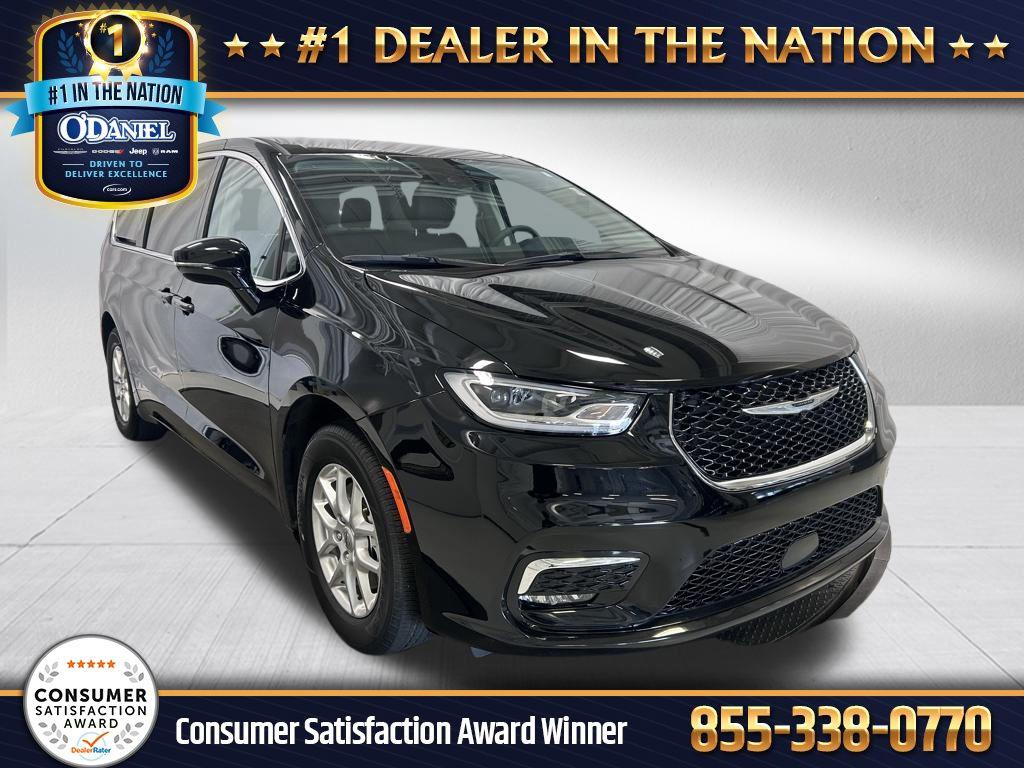 2024 Chrysler Pacifica Touring L's photo
