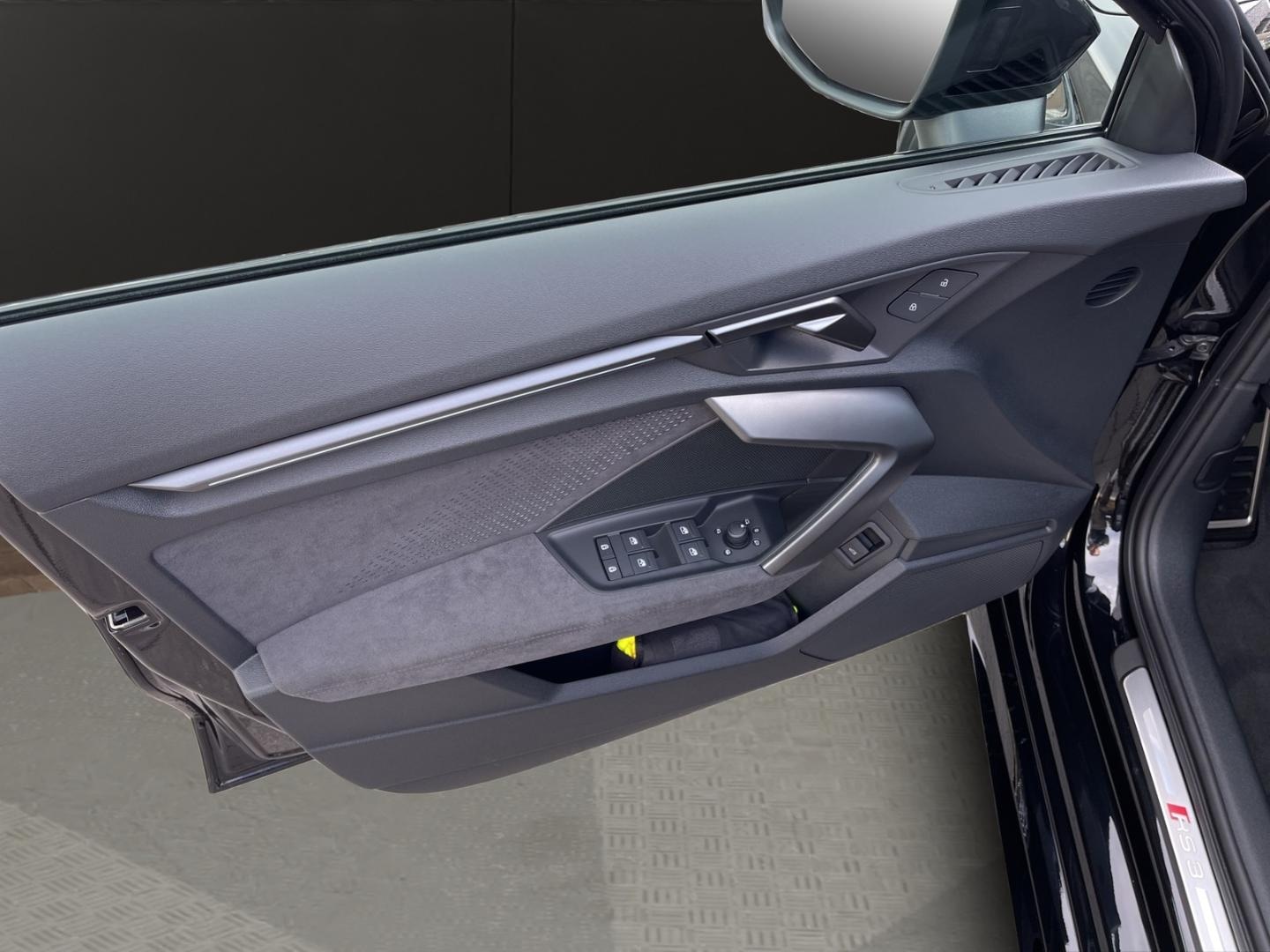 Bild über Audi RS 3 Limousine TFSI quattro 294 kW S tronic - für weitere Informationen kontaktieren Sie den Audi Partner