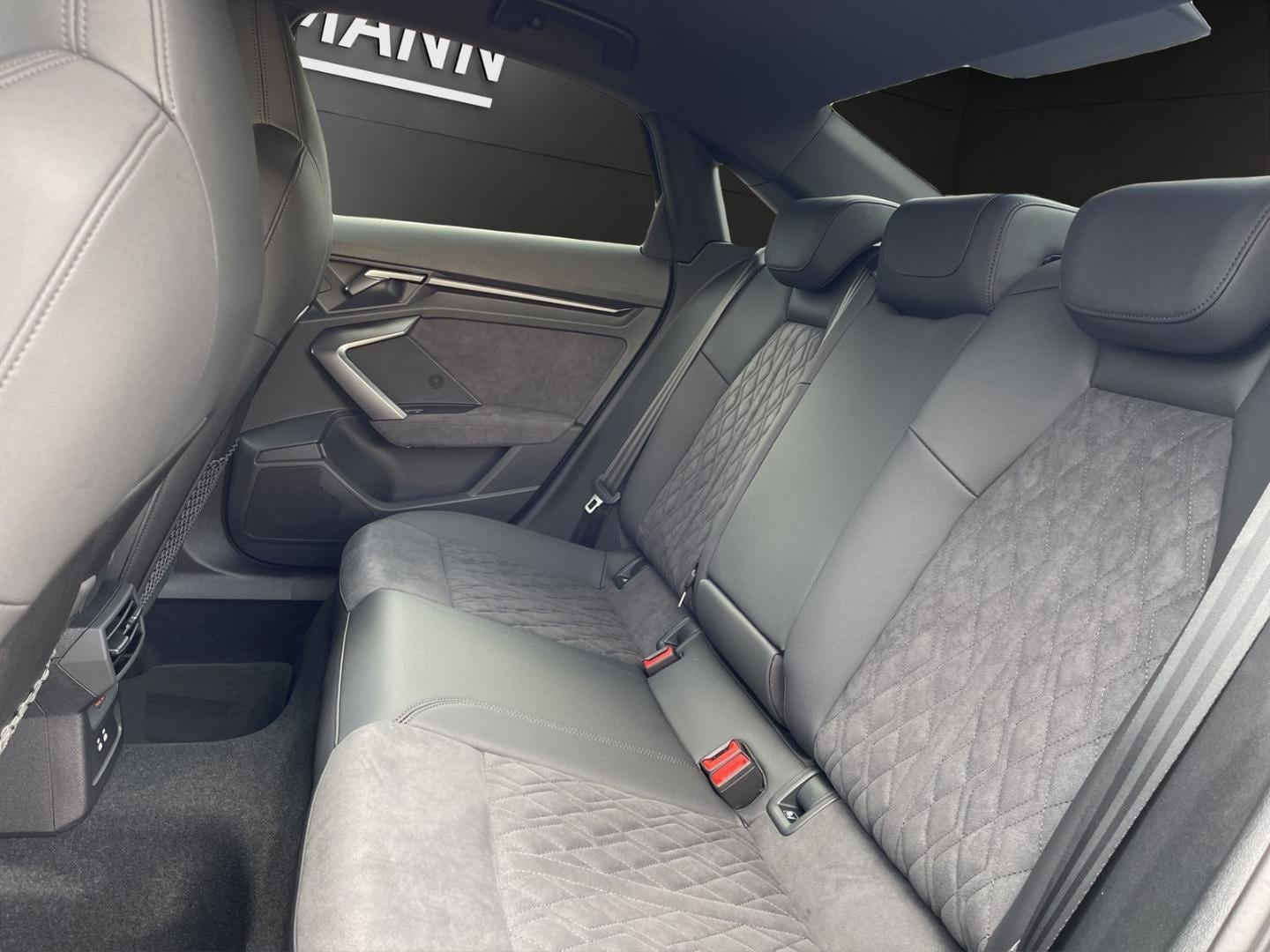 Bild über Audi RS 3 Limousine TFSI quattro 294 kW S tronic - für weitere Informationen kontaktieren Sie den Audi Partner