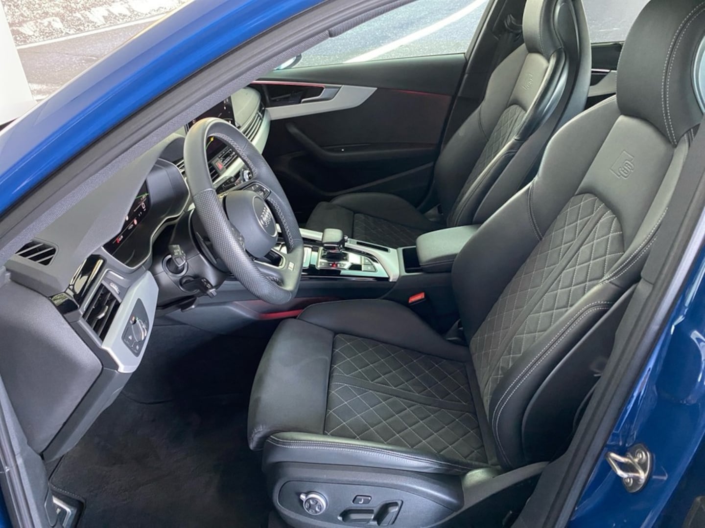 Bild über Audi A4 Avant S line 40 TFSI S tronic - für weitere Informationen kontaktieren Sie den Audi Partner