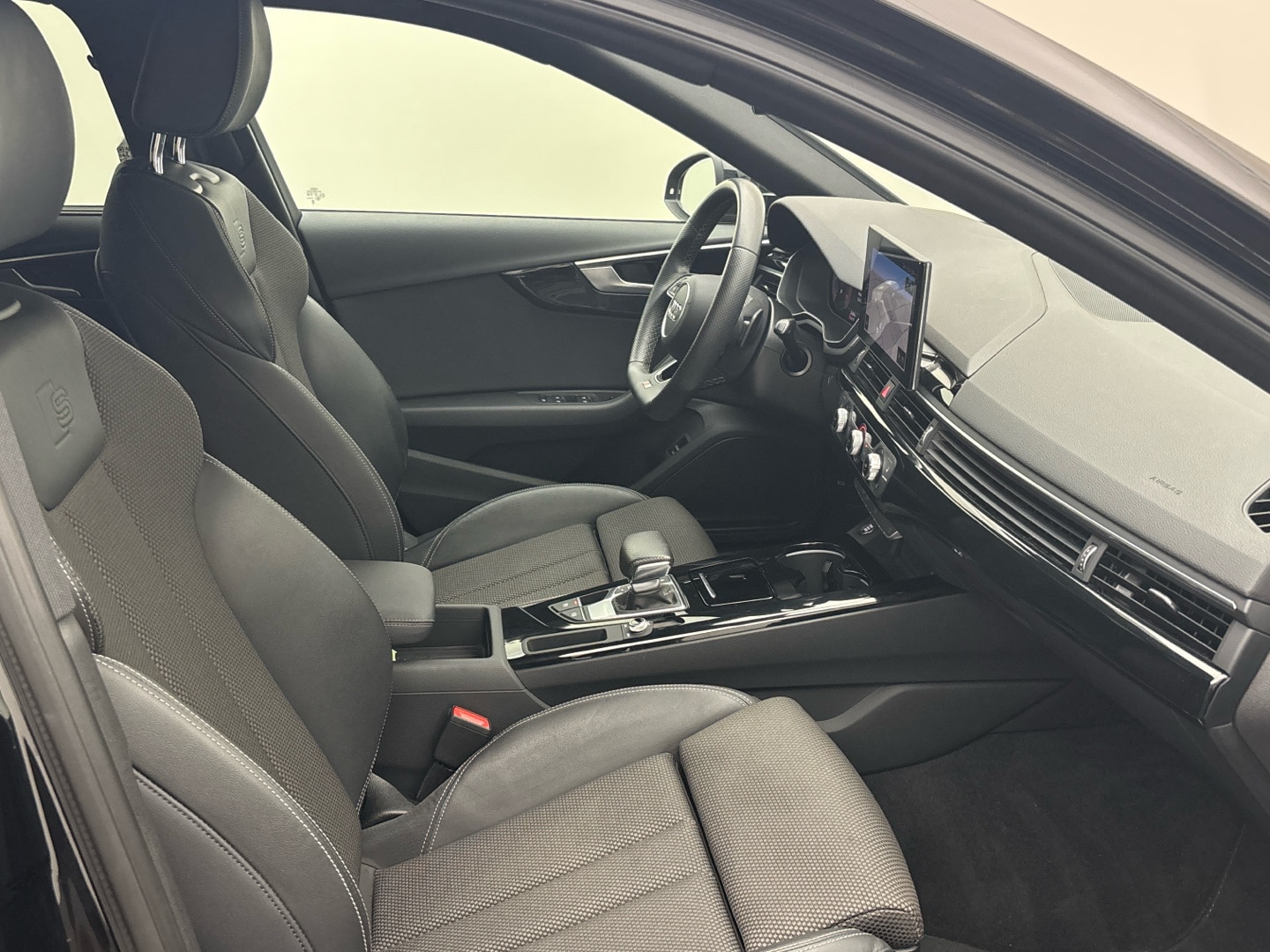 Bild über Audi A4 Avant S line 35 TFSI S tronic - für weitere Informationen kontaktieren Sie den Audi Partner