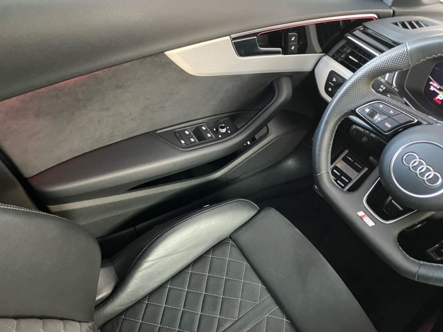 Bild über Audi A4 Avant S line 40 TFSI S tronic - für weitere Informationen kontaktieren Sie den Audi Partner