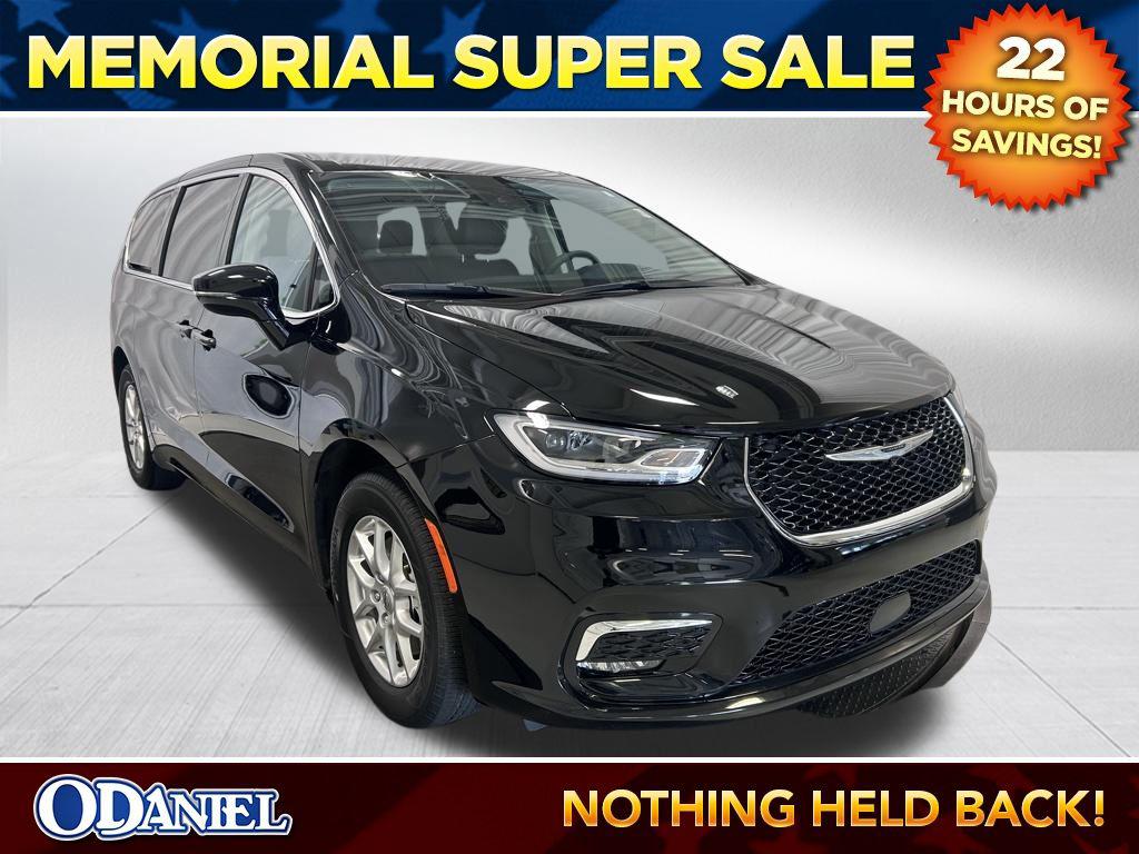 2024 Chrysler Pacifica Touring L's photo