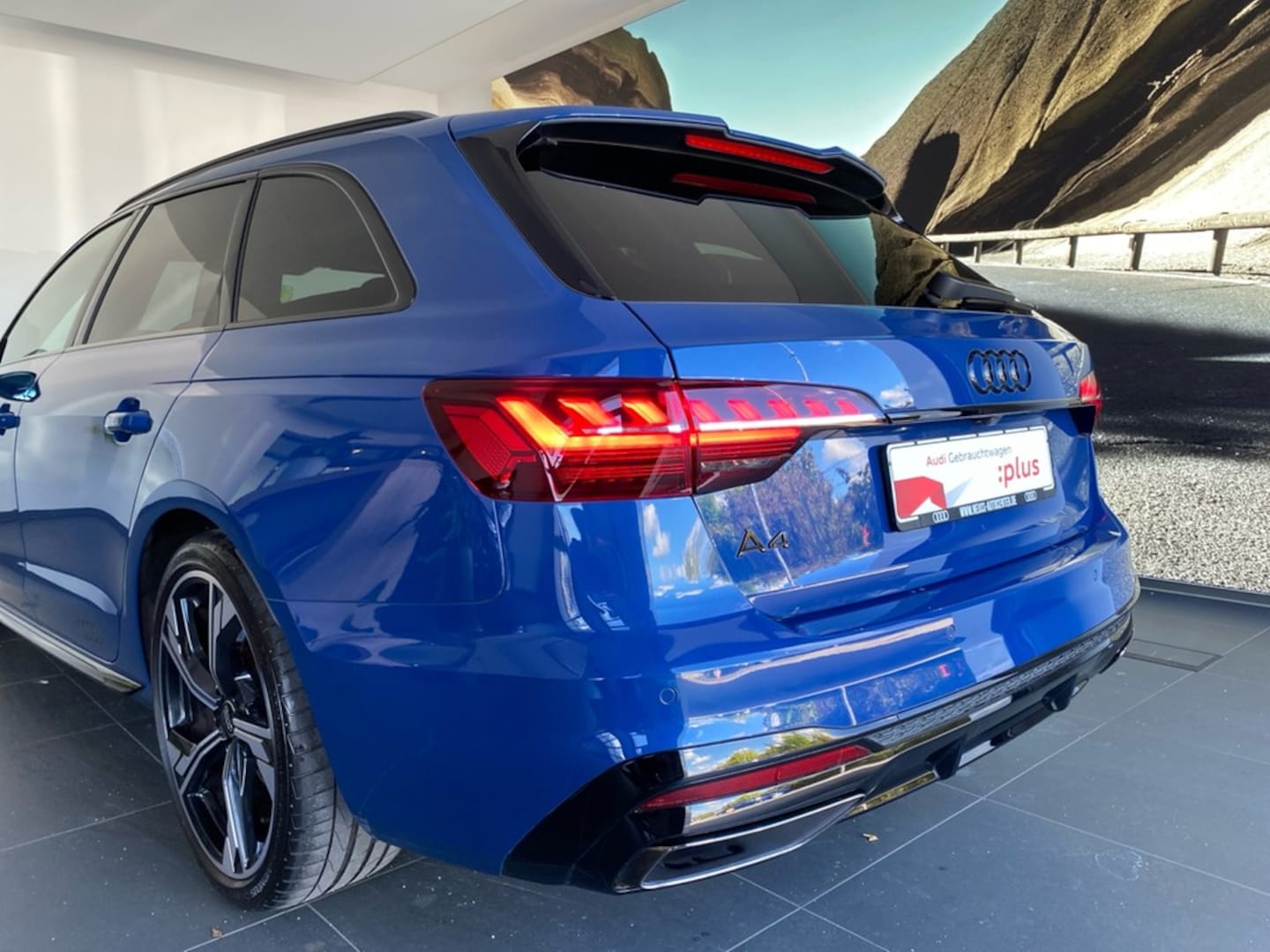Bild über Audi A4 Avant S line 40 TFSI S tronic - für weitere Informationen kontaktieren Sie den Audi Partner
