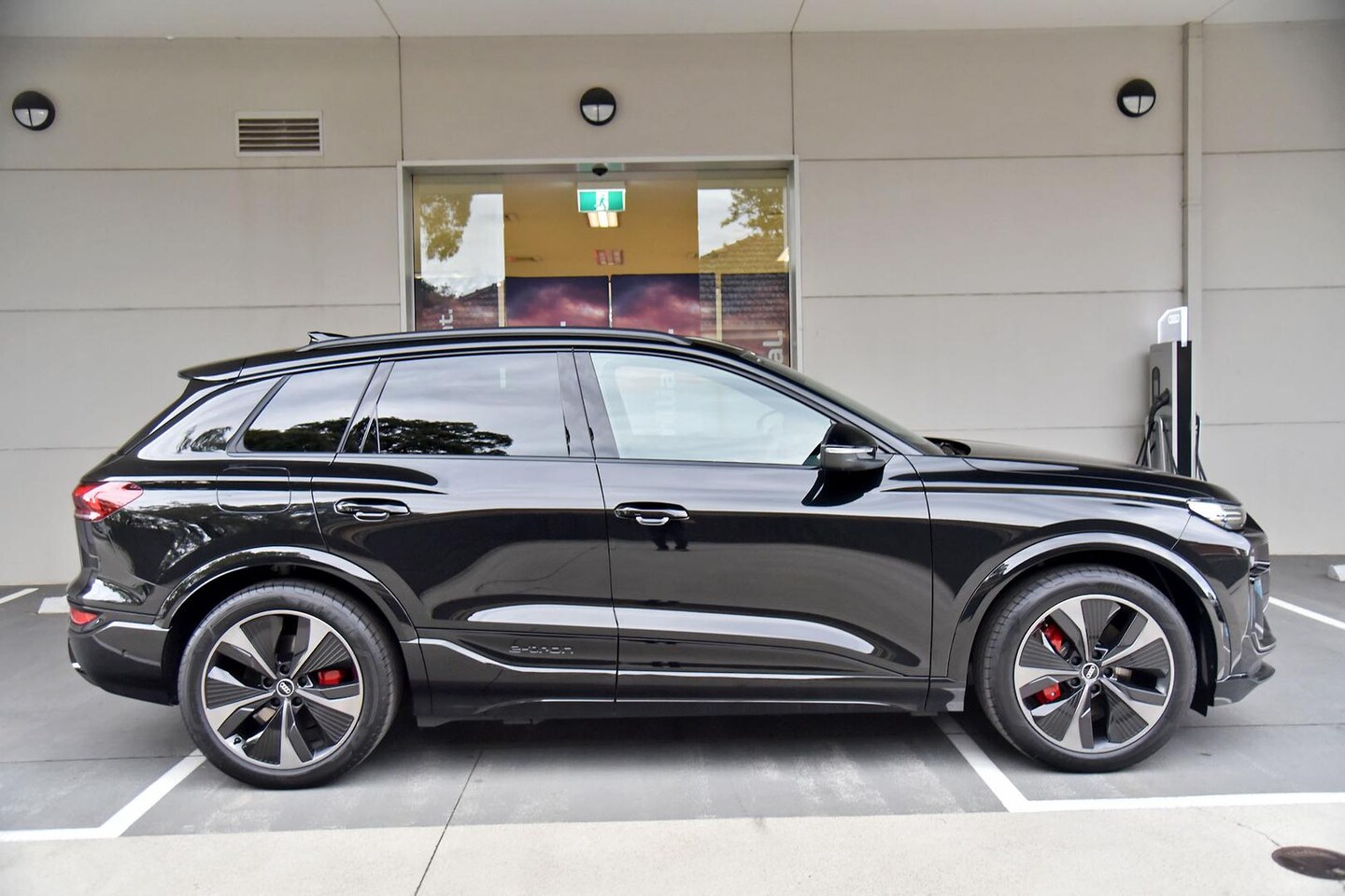 Image about Audi SQ6 SUV e-tron e-tron quattro