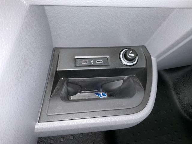 Volkswagen T6.1 Caravelle larger