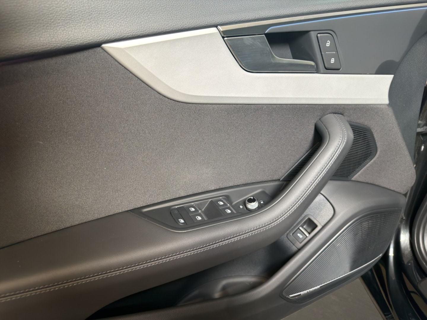 Bild über Audi A4 Avant 40 TFSI S tronic - für weitere Informationen kontaktieren Sie den Audi Partner