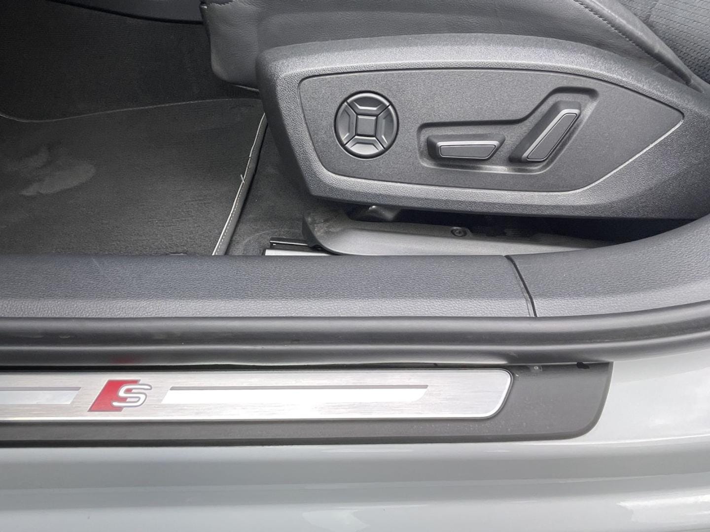 Bild über Audi S6 Avant TDI quattro tiptronic - für weitere Informationen kontaktieren Sie den Audi Partner