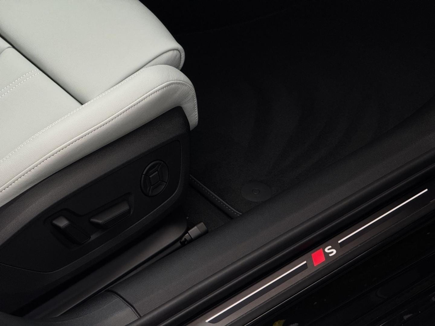 Bild über Audi A6 Avant TDI quattro 150 kW S tronic - für weitere Informationen kontaktieren Sie den Audi Partner