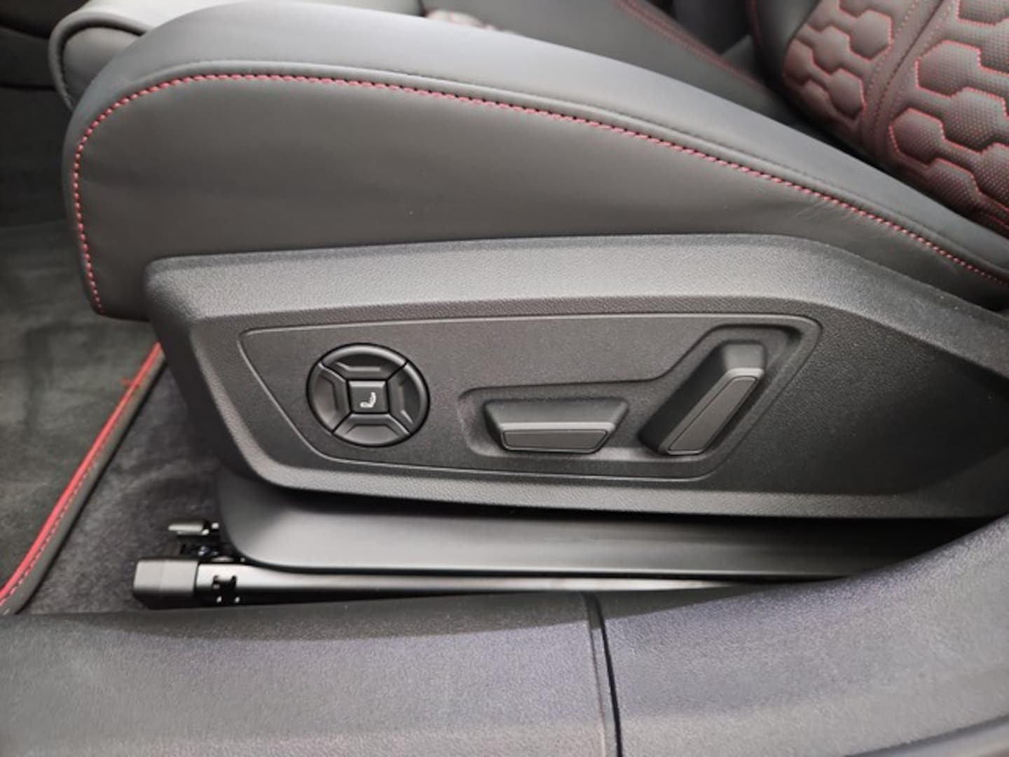 Bild über Audi RS 5 Avant TFSI quattro 470 kW tiptronic - für weitere Informationen kontaktieren Sie den Audi Partner