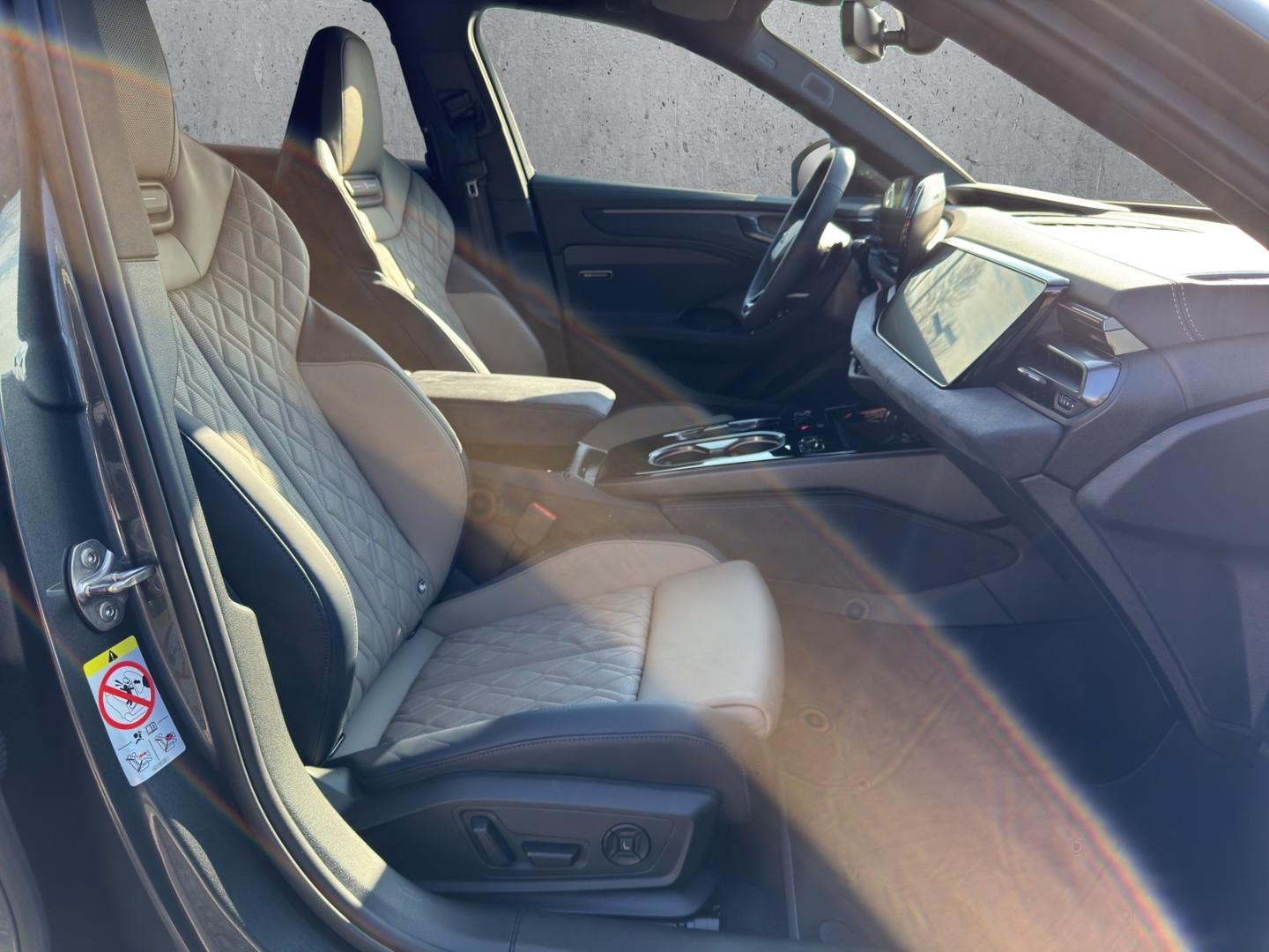 Bild über Audi A6 Avant TFSI quattro 270 kW S tronic - für weitere Informationen kontaktieren Sie den Audi Partner