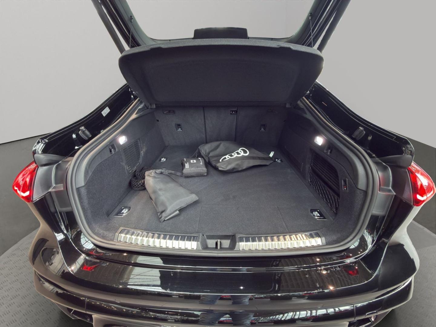 Bild über Audi RS 5 Limousine TFSI quattro 470 kW tiptronic - für weitere Informationen kontaktieren Sie den Audi Partner