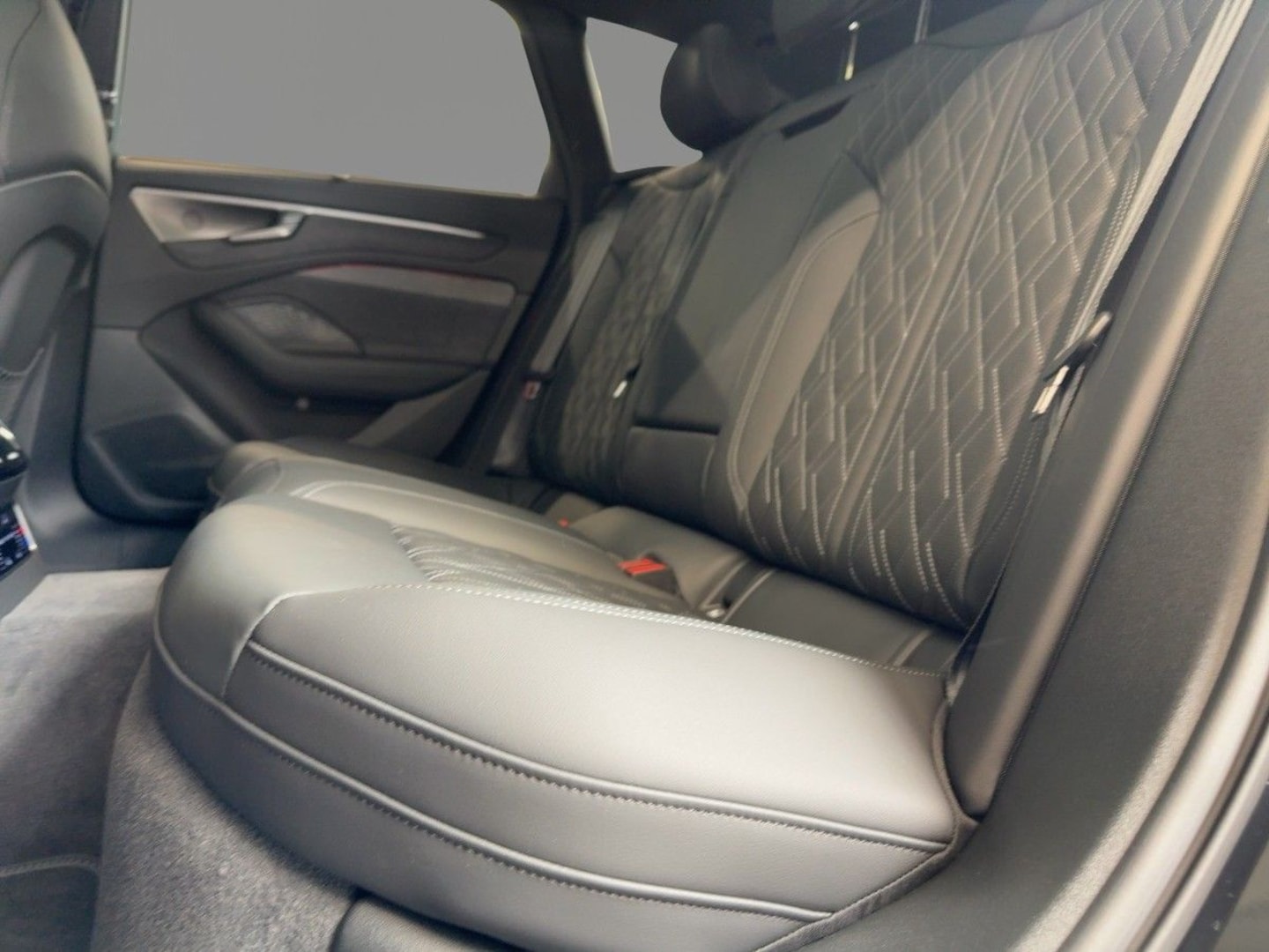 Bild über Audi A6 Avant TDI quattro 220 kW S tronic - für weitere Informationen kontaktieren Sie den Audi Partner
