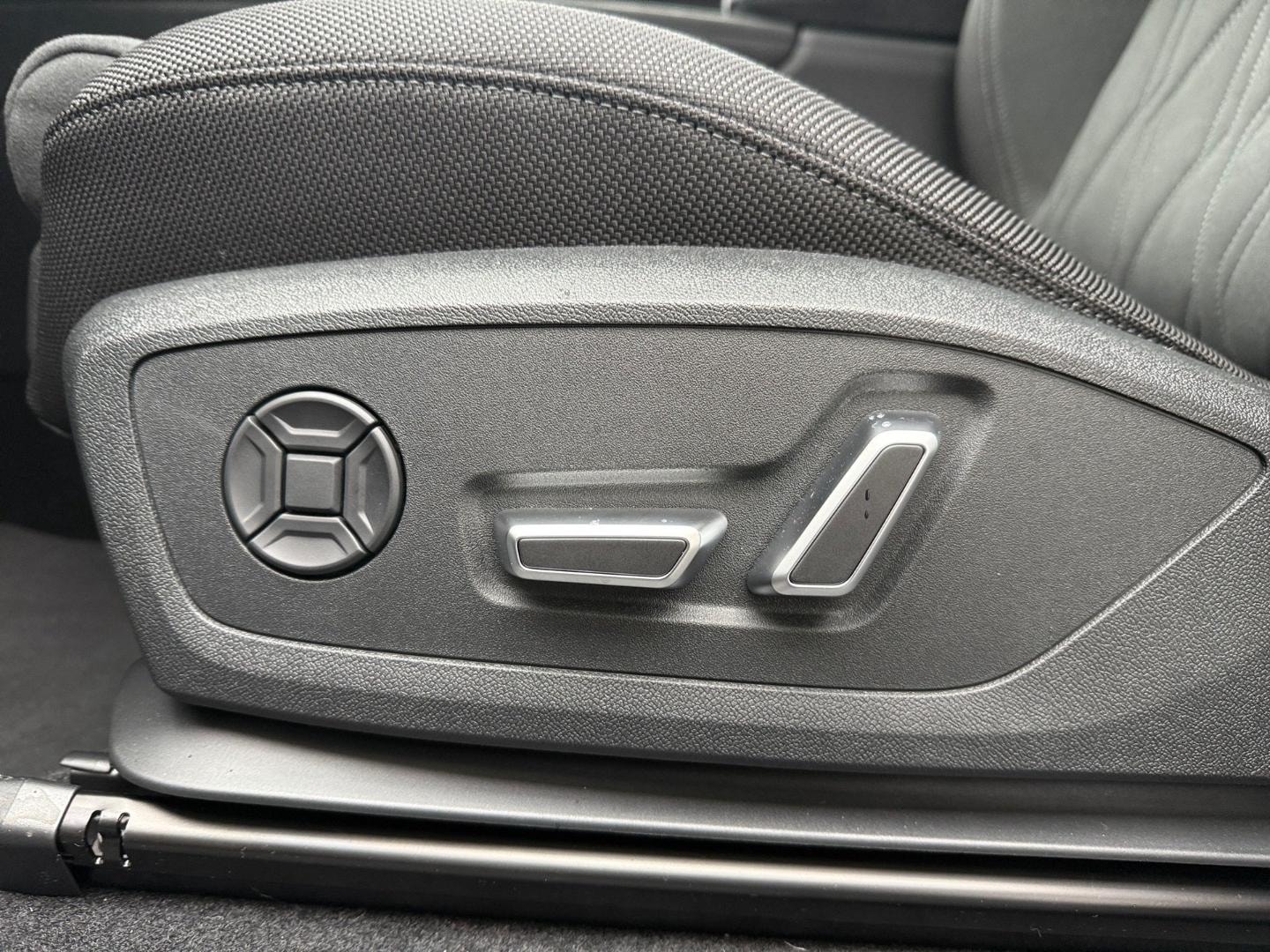 Bild über Audi Q3 SUV TFSI quattro 195 kW S tronic - für weitere Informationen kontaktieren Sie den Audi Partner
