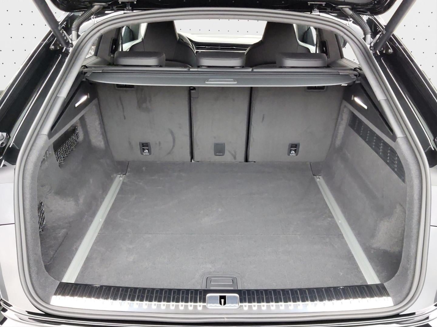 Bild über Audi RS Q8 SUV performance quattro tiptronic - für weitere Informationen kontaktieren Sie den Audi Partner