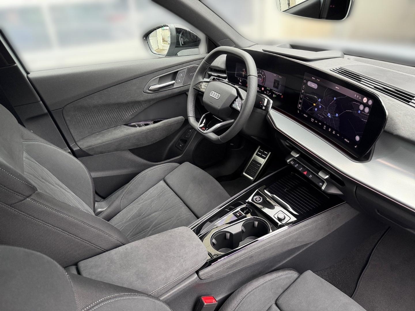 Bild über Audi Q3 SUV TFSI quattro 195 kW S tronic - für weitere Informationen kontaktieren Sie den Audi Partner