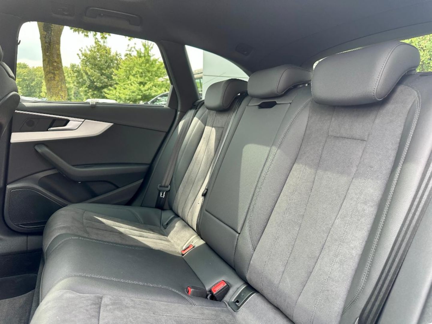 Bild über Audi A4 Avant S line 45 TFSI quattro S tronic - für weitere Informationen kontaktieren Sie den Audi Partner