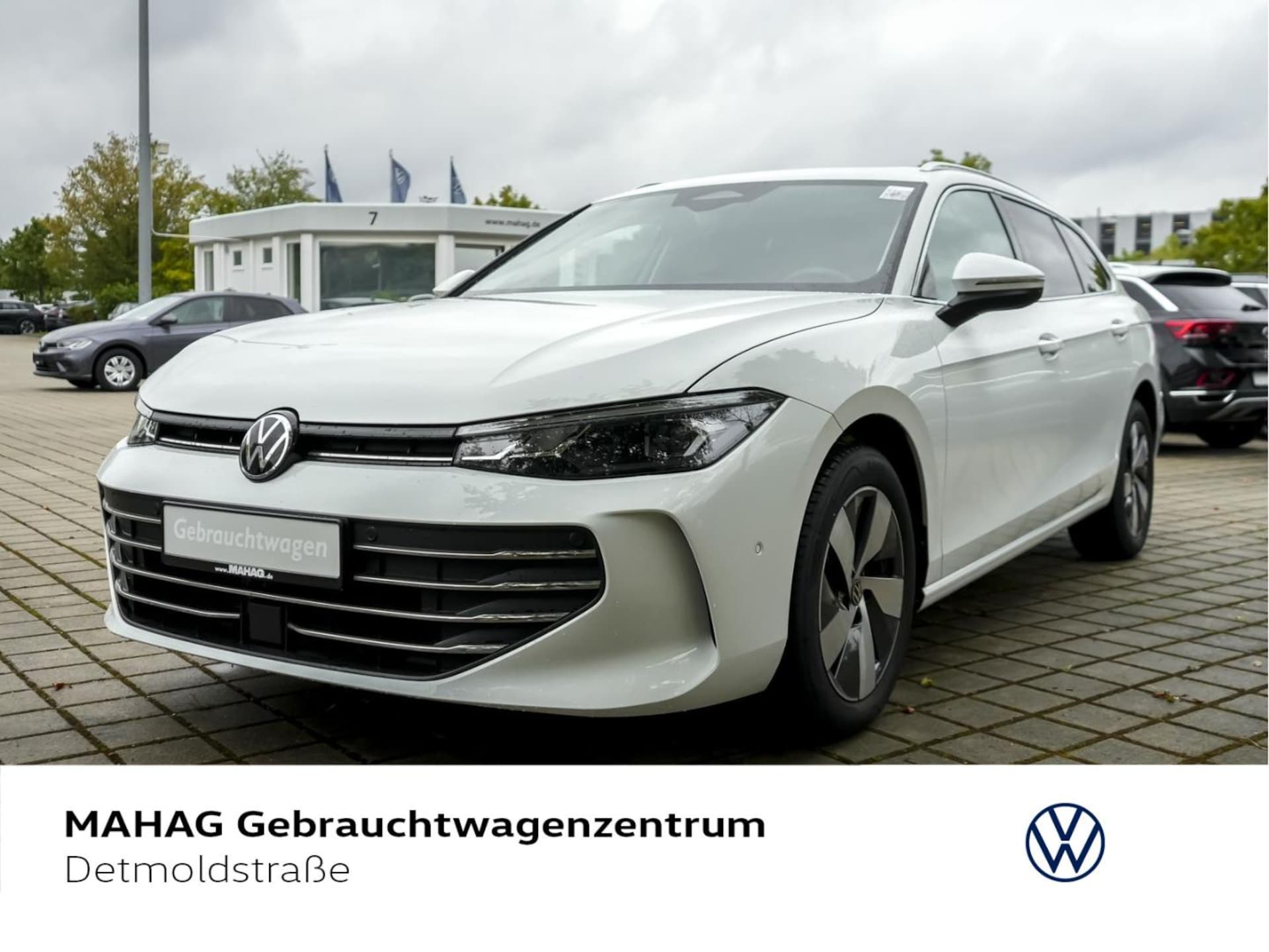 Volkswagen Passat — Volkswagen Passat Passat Business 1.5 eTSI LED Navi Pano HuD ParkAssist+ RearView App DSG