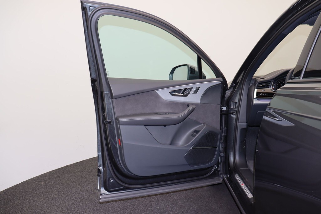 Image about Audi Q7 SUV TFSI e S line 55 TFSI e quattro tiptronic