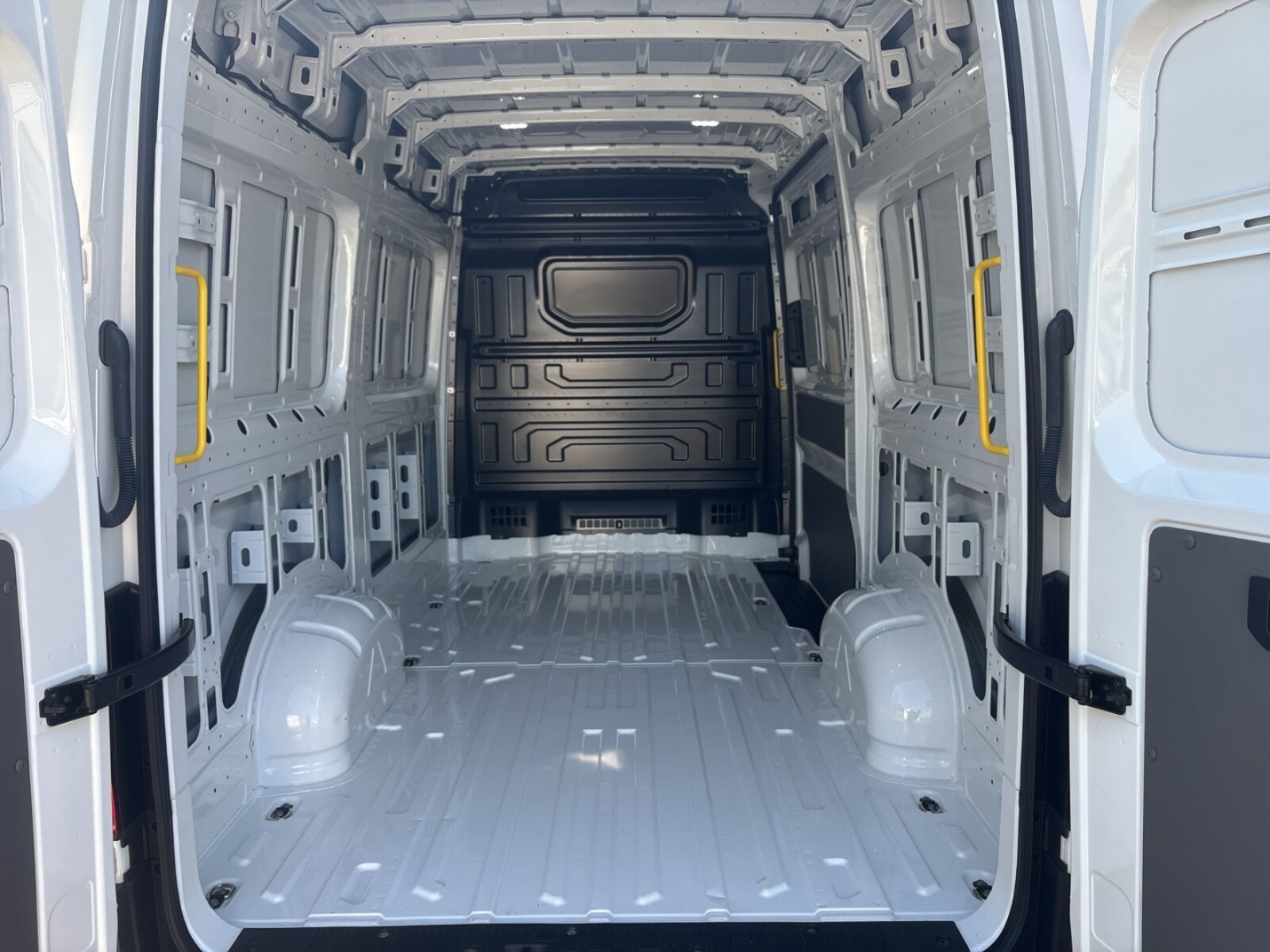Volkswagen Crafter Kasten mittlerer Radstand – Bild 10