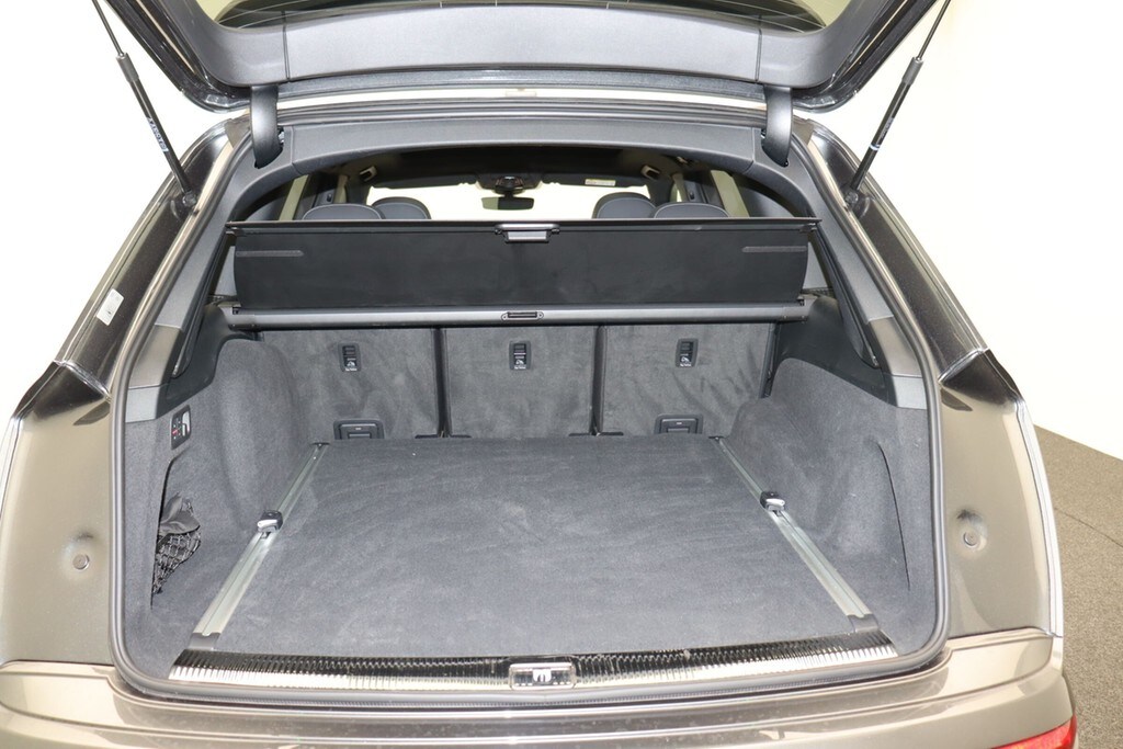 Image about Audi Q7 SUV TFSI e S line 55 TFSI e quattro tiptronic