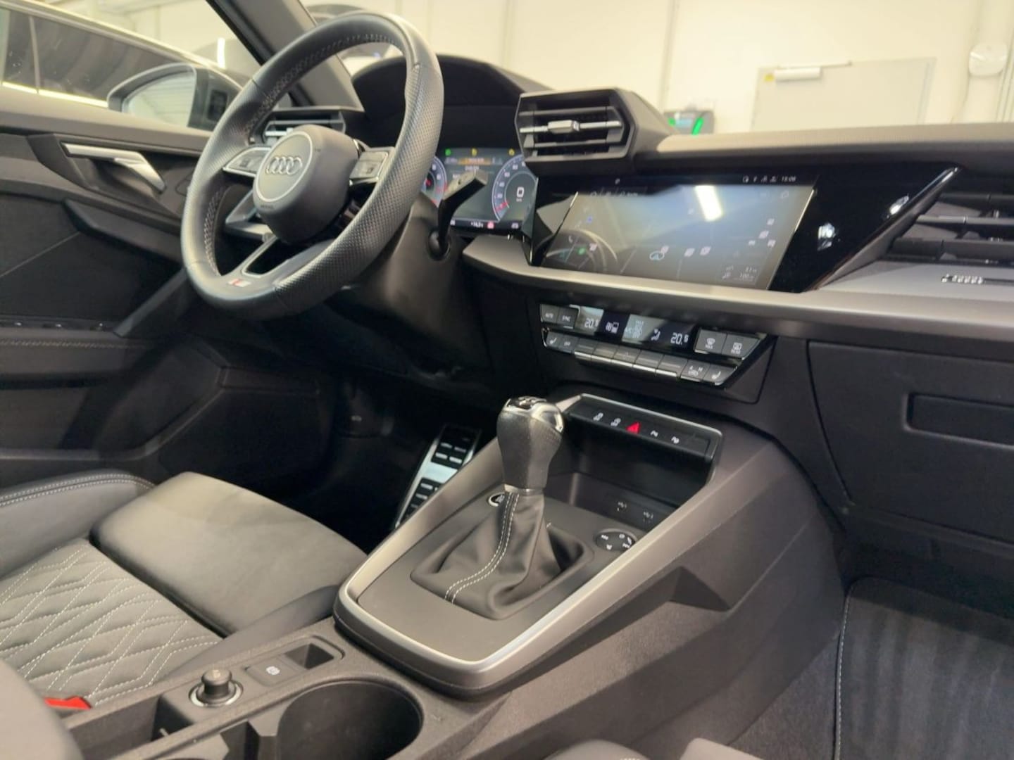 Bild über Audi A3 Sportback S line 35 TFSI Schaltgetriebe - für weitere Informationen kontaktieren Sie den Audi Partner