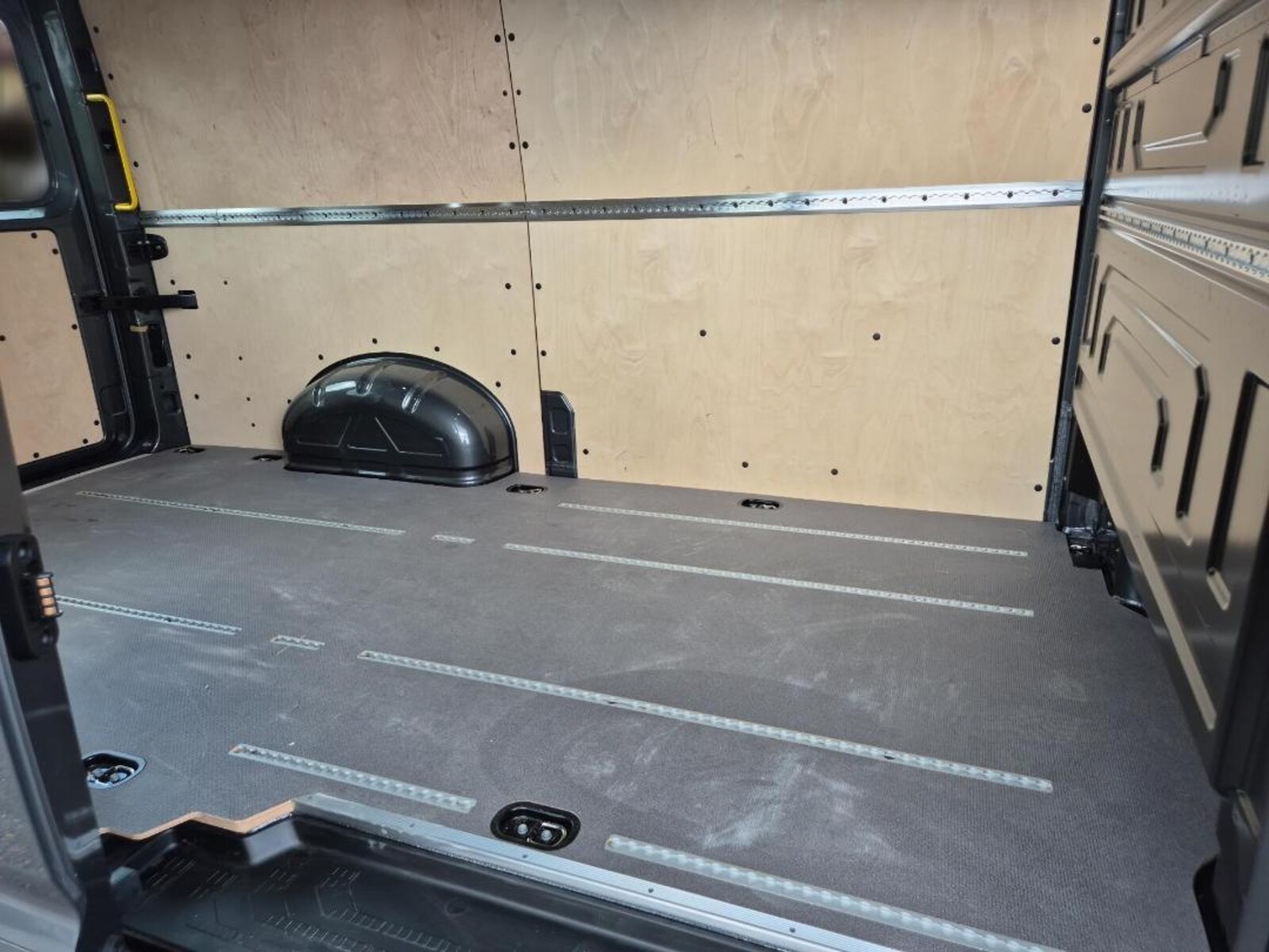 Volkswagen Crafter Kasten mittlerer Radstand – Bild 10